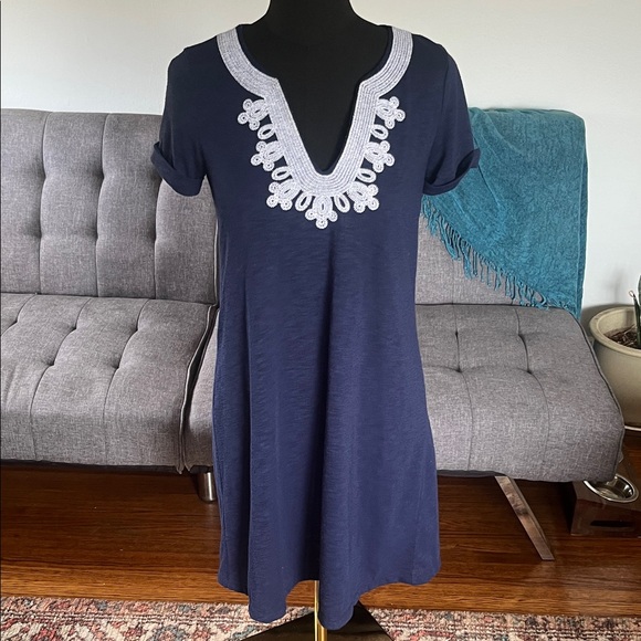 Lilly Pulitzer Dresses & Skirts - Lily Pulitzer embroidered neckline V neck dress.  Size XS